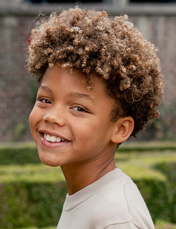 Kindermodel met bruin haar omari