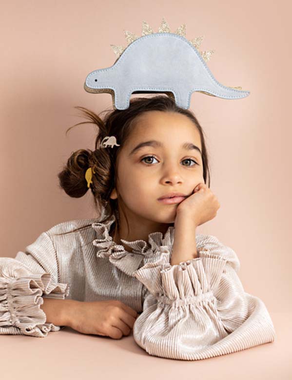 Vrouwelijk kind model Ailani met lang bruin haar