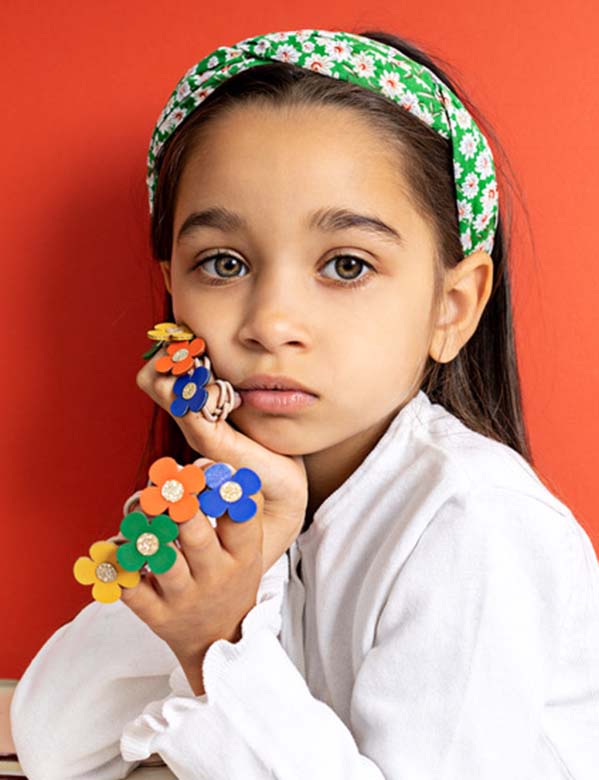 Vrouwelijk kind model Ailani met lang bruin haar