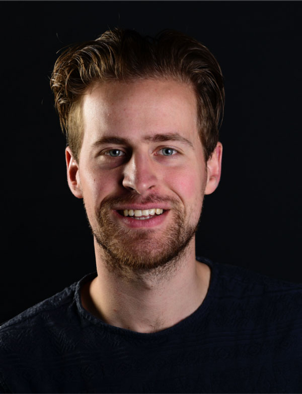 Mannelijk model met donkerblond haar en blauwe ogen Alexander