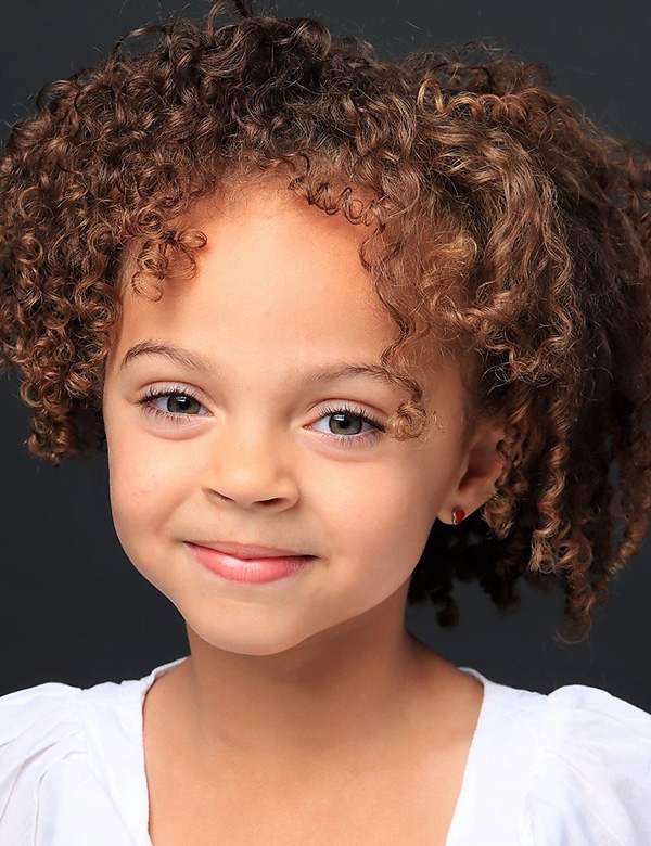 Kindermodel met krullen aliya