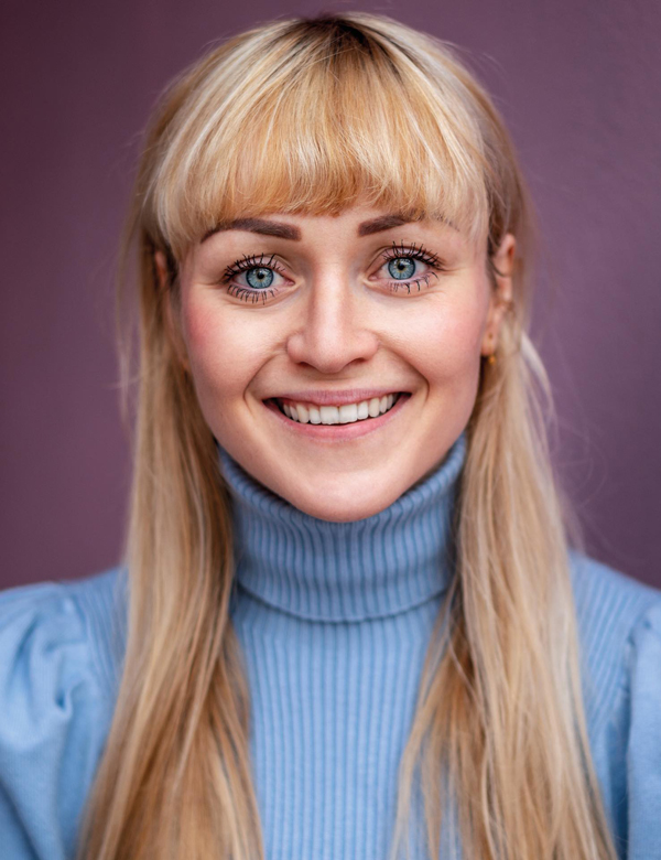 Vrouwelijk model met blond haar april