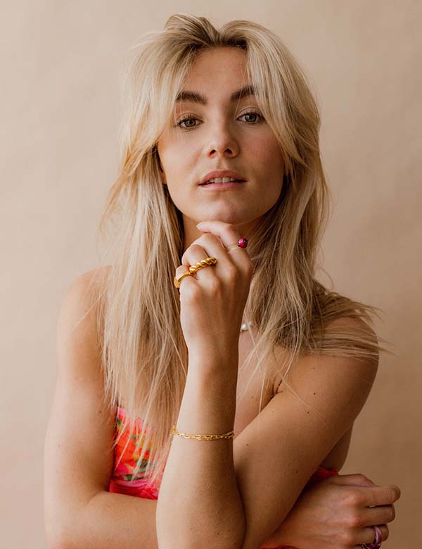 Vrouwelijk model met blond haar Bernice