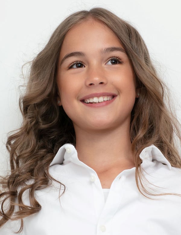 Model Kindermodel met bruin haar bloem