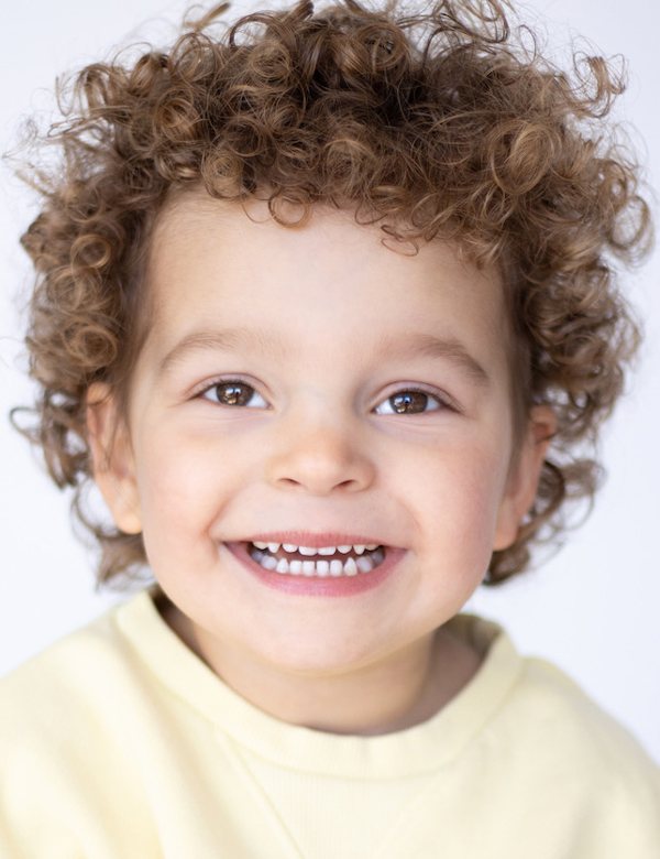 Kindermodel met krullend haar bowi