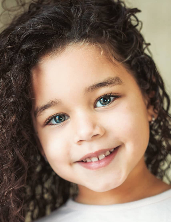 Kinder model meisje met bruin krullend haar chavienny