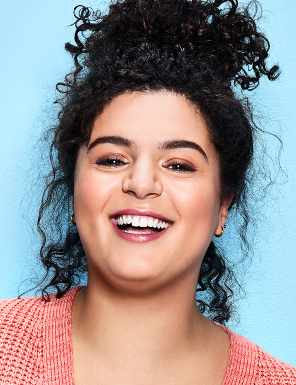 Vrouwelijk model met krullen cheima
