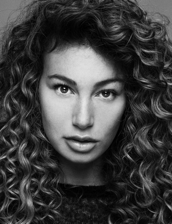 Vrouwelijk model met bruin haar chey