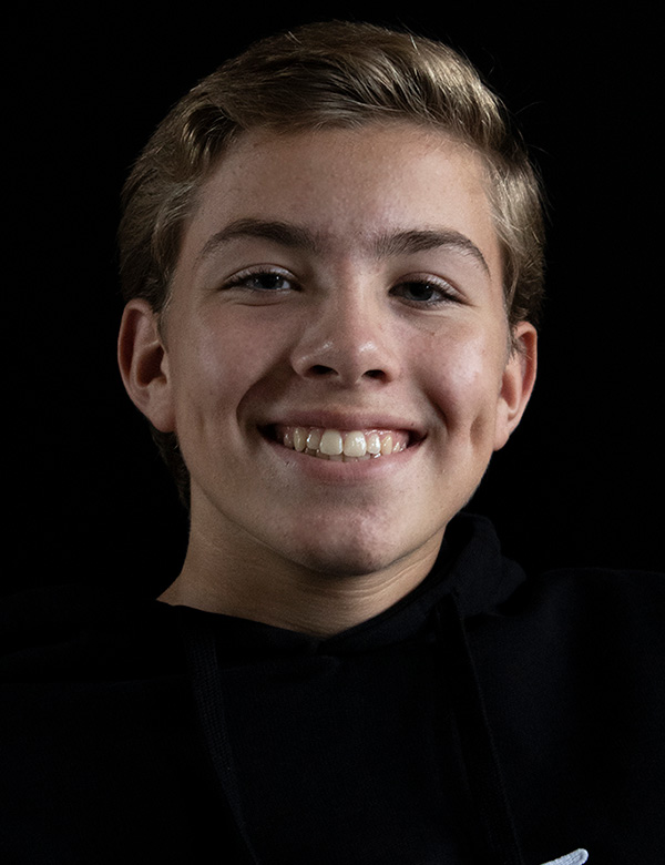 Kindermodel met blond haar duuk