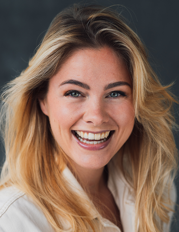 Vrouwelijk model met blond haar fauve