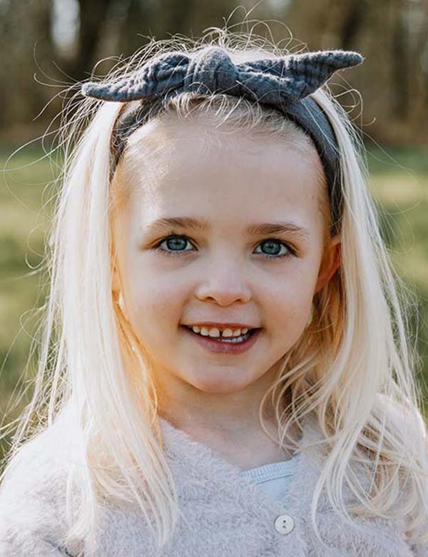 Kindermodel met lichtblond haar féline