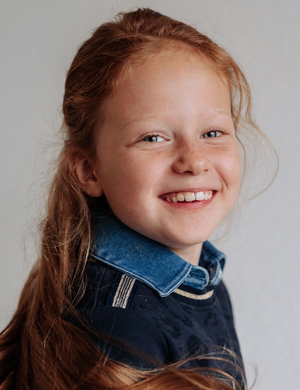 Kindermodel met rood haar fenna