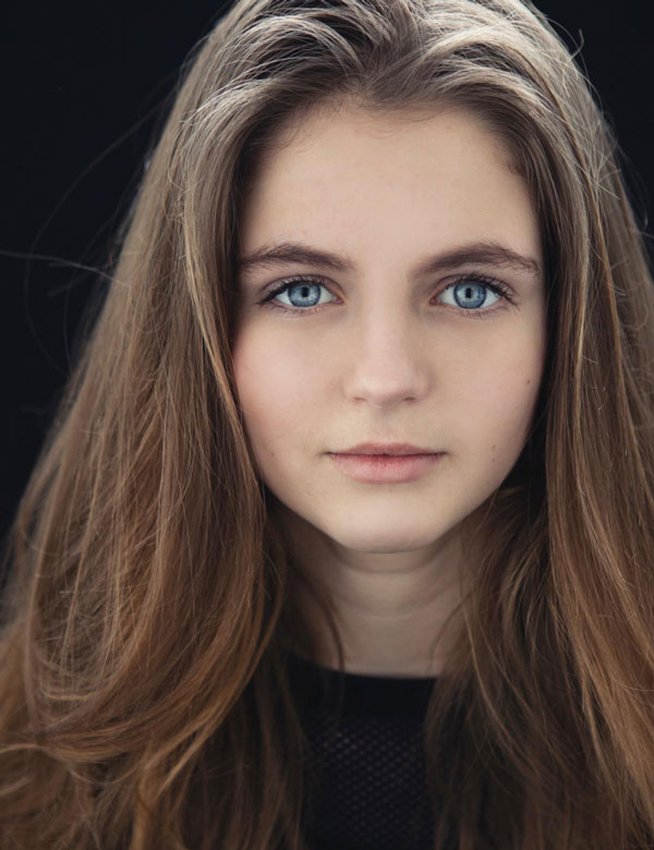 Model Kindmodel met donkerblond haar floor