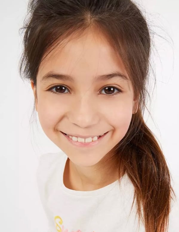 Kindermodel met bruin lang haar gabriela