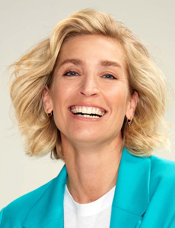 Vrouwelijk model met kort blond haar ilze