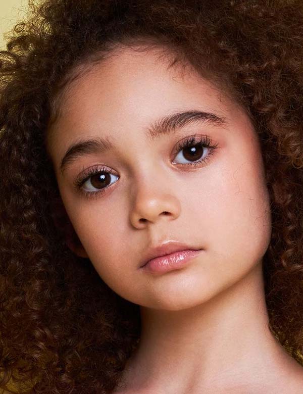 Kind model isabella met krullend haar