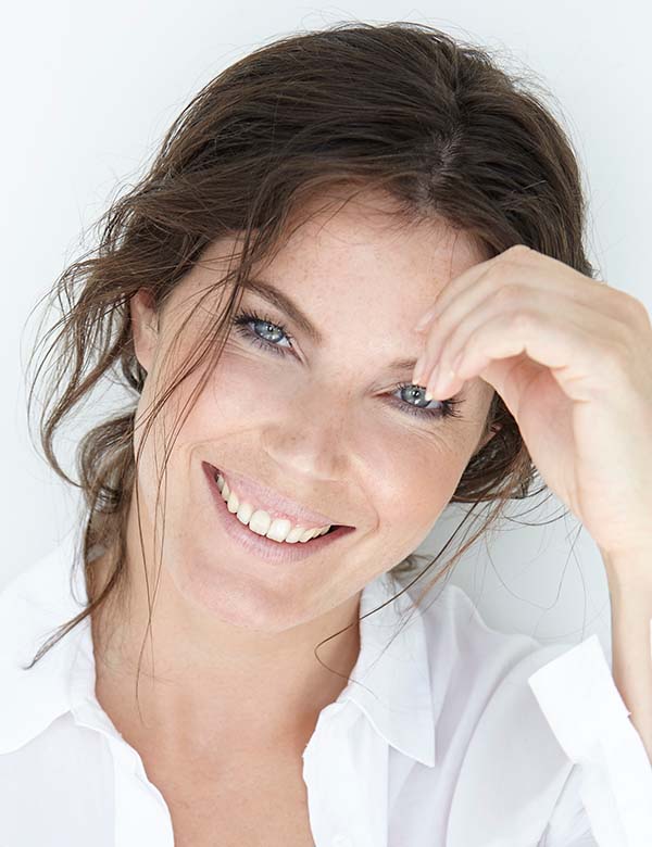 Vrouwelijk model met bruin haar janneke