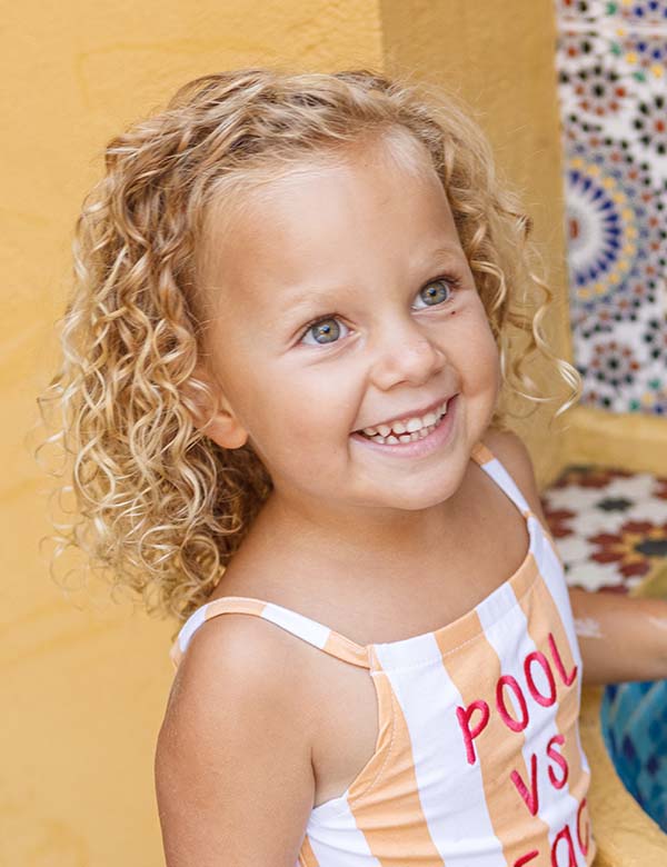 Kindermodel met blond krullend haar jazz-mae