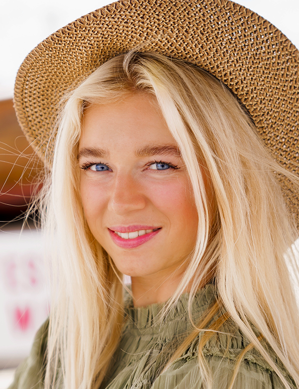 Vrouwelijk model julia met blond haar