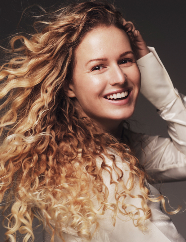 Vrouwelijk model met blond haar kaily
