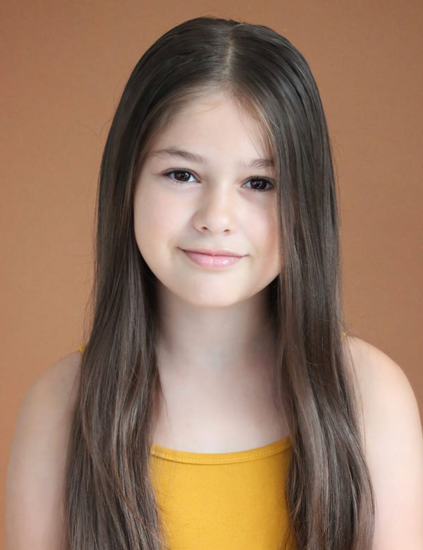 Kindermodel met lang bruin haar kaya