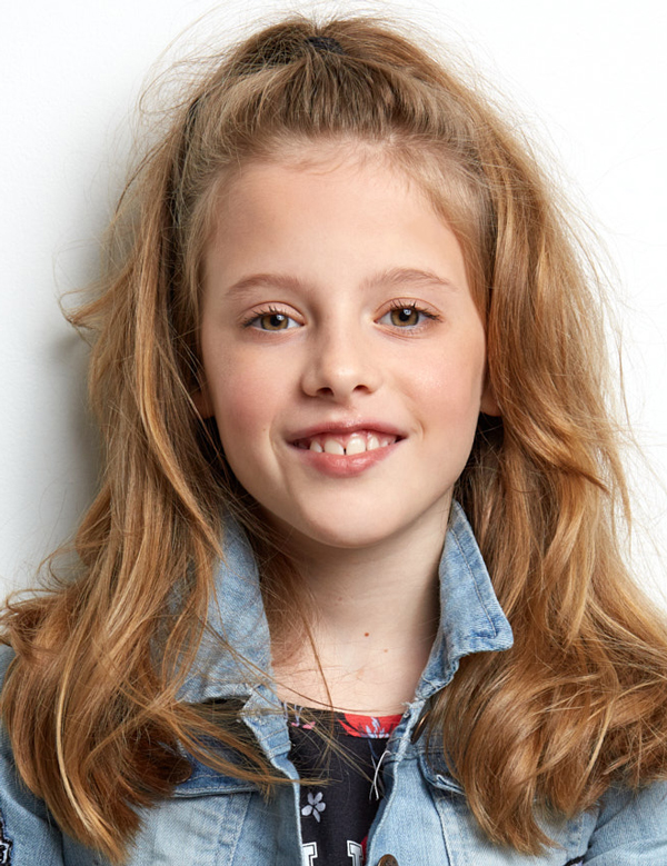 Kindermodel met blond haar kitty