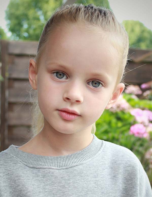 Kindermodel met blond haar liv