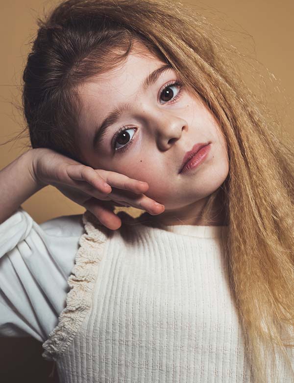 Kindermodel met donkerblond haar lotus