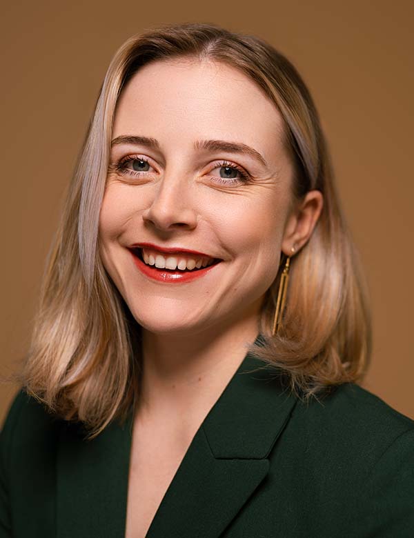 Vrouwelijk model met blond haar maaike