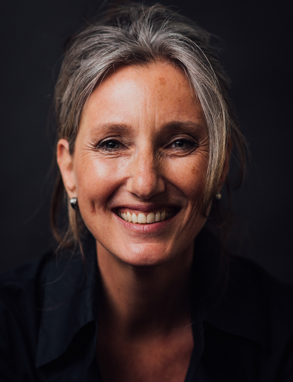 Vrouwelijk model met grijs haar mareann