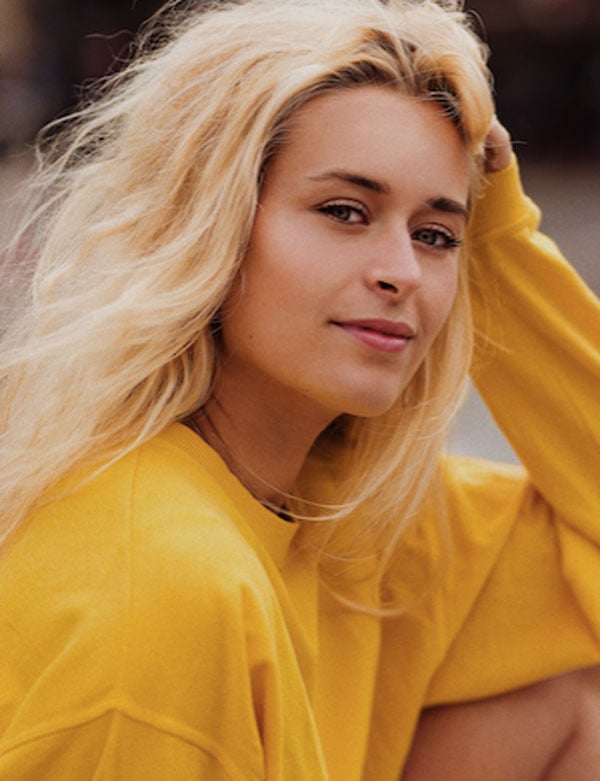 Vrouwelijk model met blond haar, meike