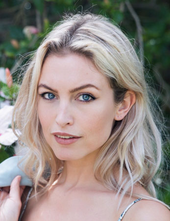 Miranda is een vrouwelijk model met blond haar