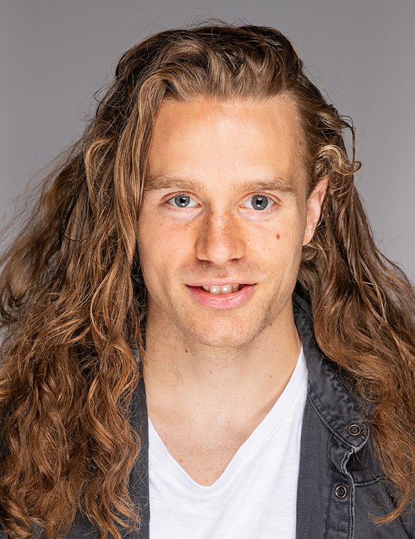 Model Mitchel is een mannelijk model met bruin lang haar
