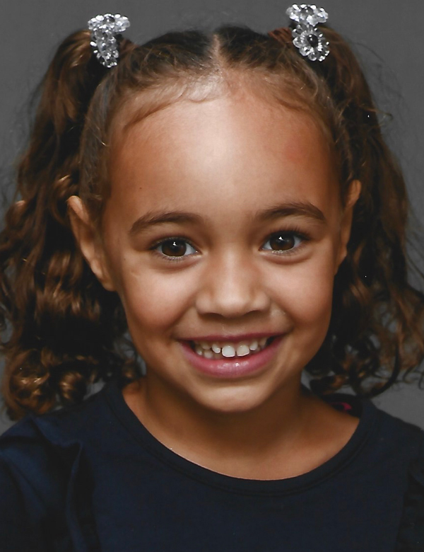 Kindermodel met bruin haar myliana
