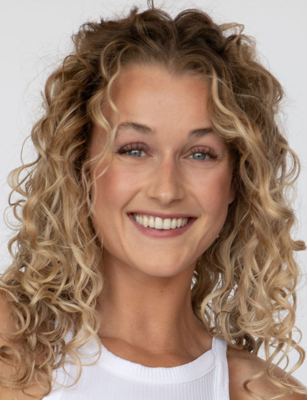 Vrouwelijk model met krullen nanon