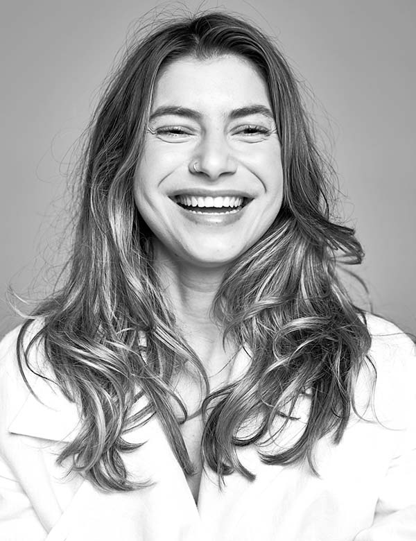 Vrouwelijk model met donkerblond haar neda