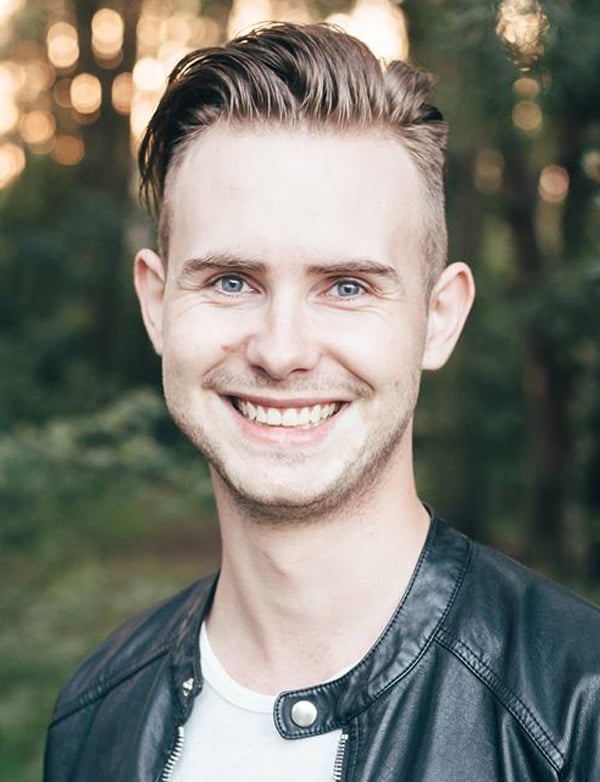 Model Mannelijk model met donkerblond haar nikki