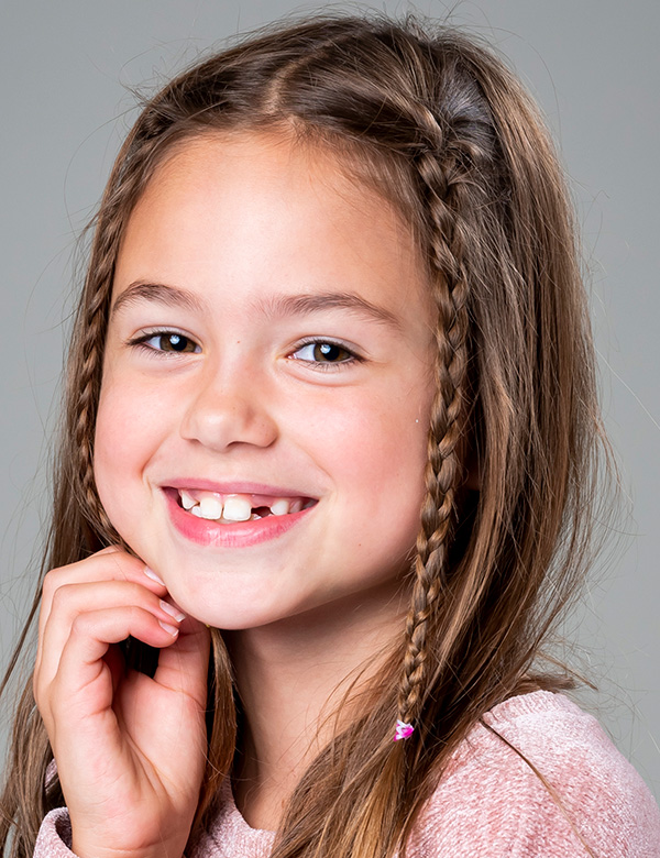 Kindermodel met bruin haar nimra