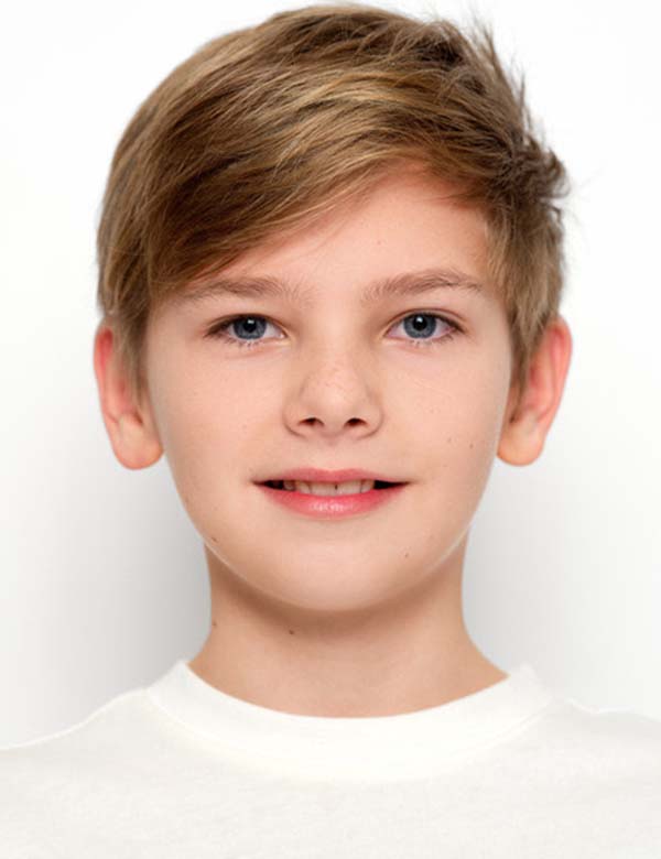 Kindermodel noah met donkerblond haar