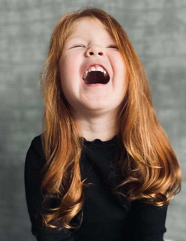 Kinder model met oranje haar noé