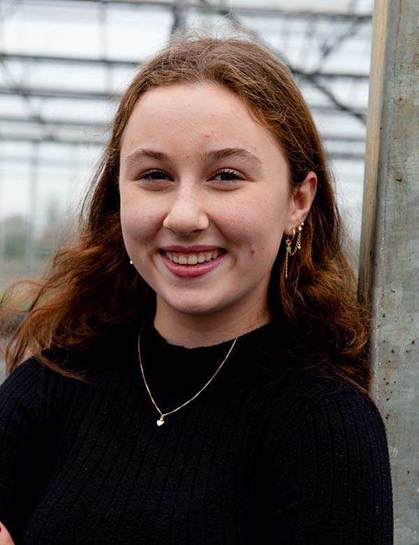 Tienermodel met rood haar nora