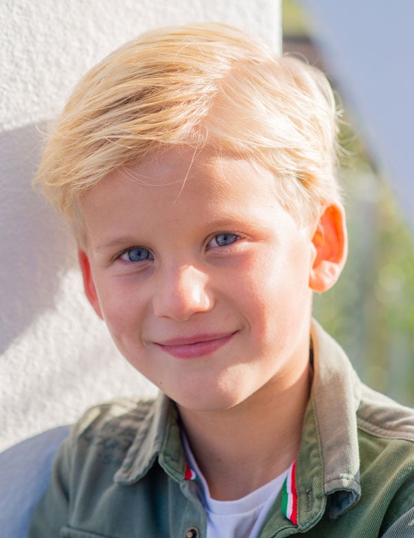 Kindermodel jongen met blond haar noud