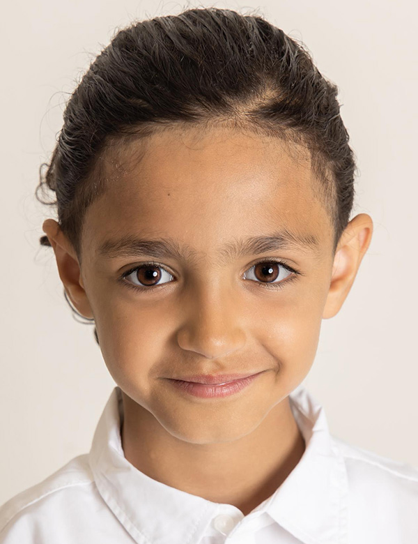 Kindermodel met krullend haar rahend