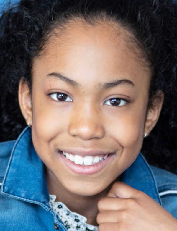 Kindermodel meisje met krullend haar robyn