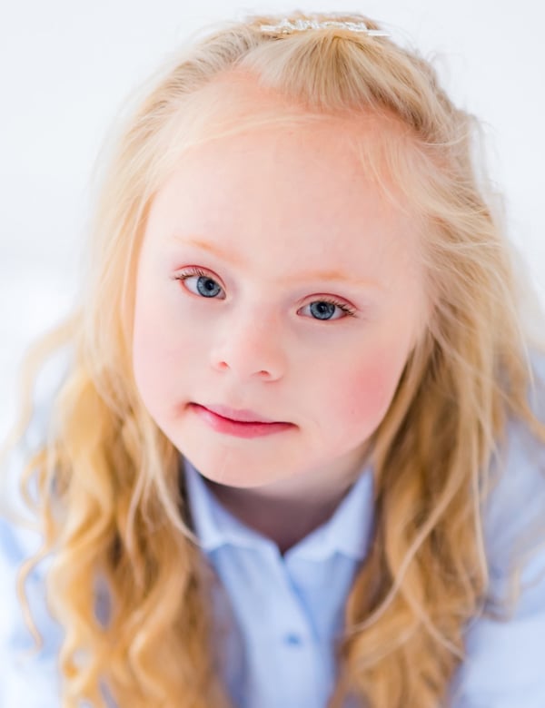 Kindermodel met blond haar romy