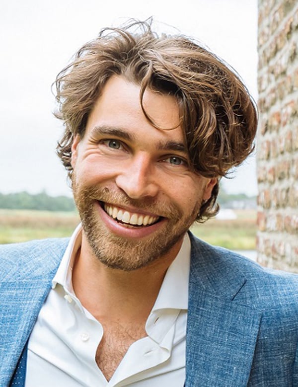 Model Mannelijk model met donkerblond haar ron