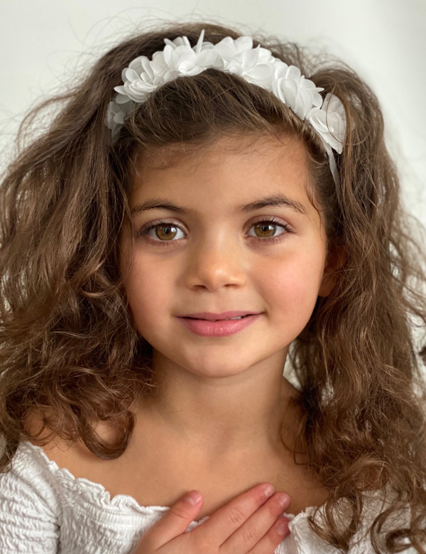Kindermodel met bruin haar rosa