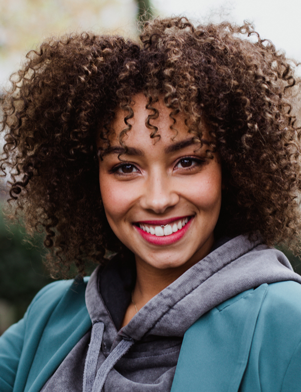 Vrouwelijk model met bruin haar rosella