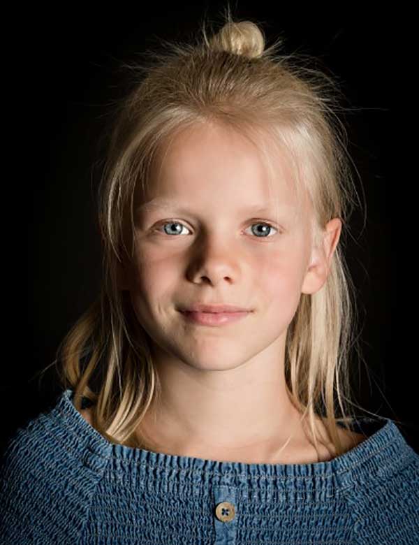 Model Kindermodel met blond haar rune