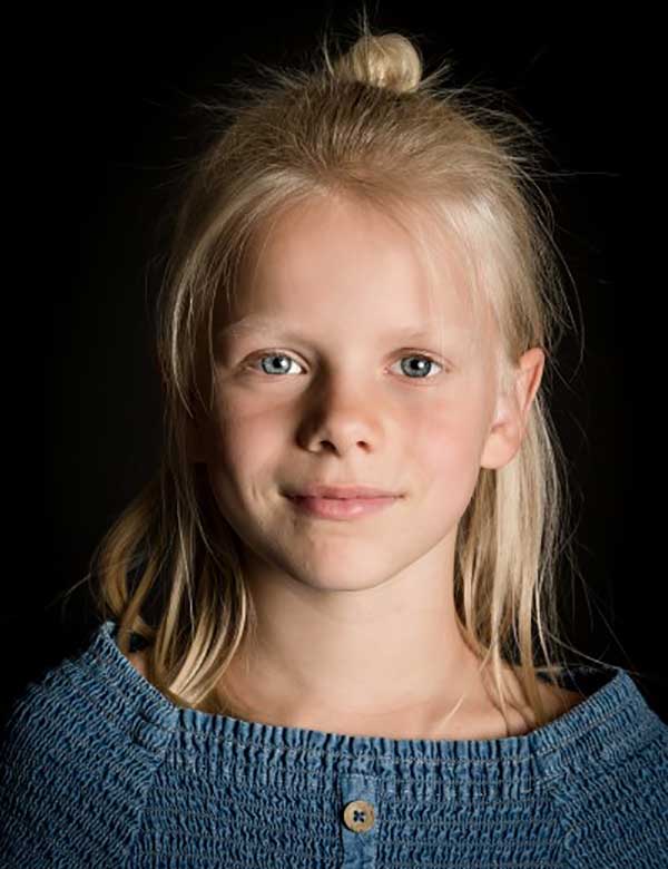 Kindermodel met blond haar rune